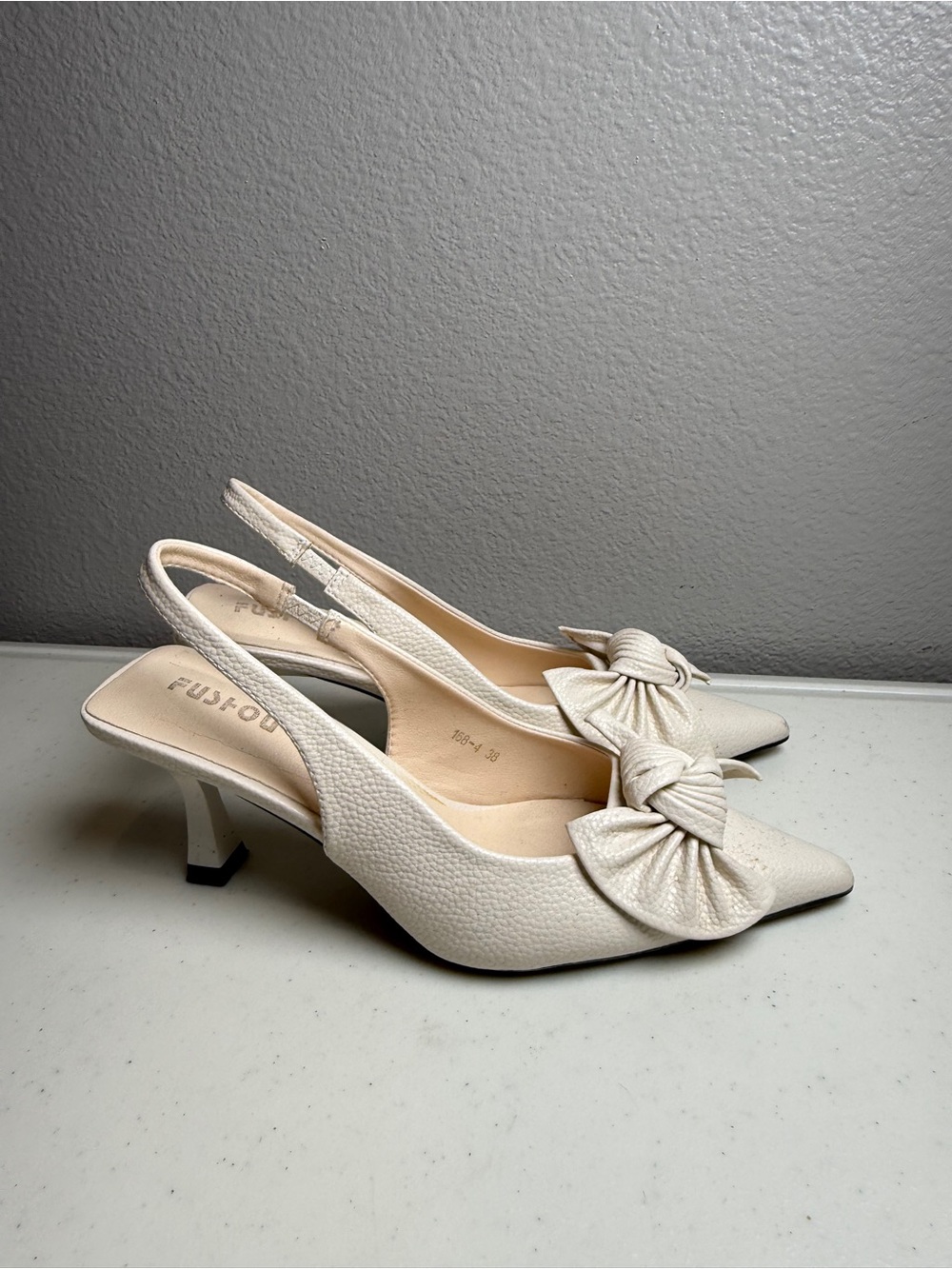 Ivory Slingback Heels Size 7.5 Pointed-Toe Bow Faux Leather Shoes - Picture 2 of 8